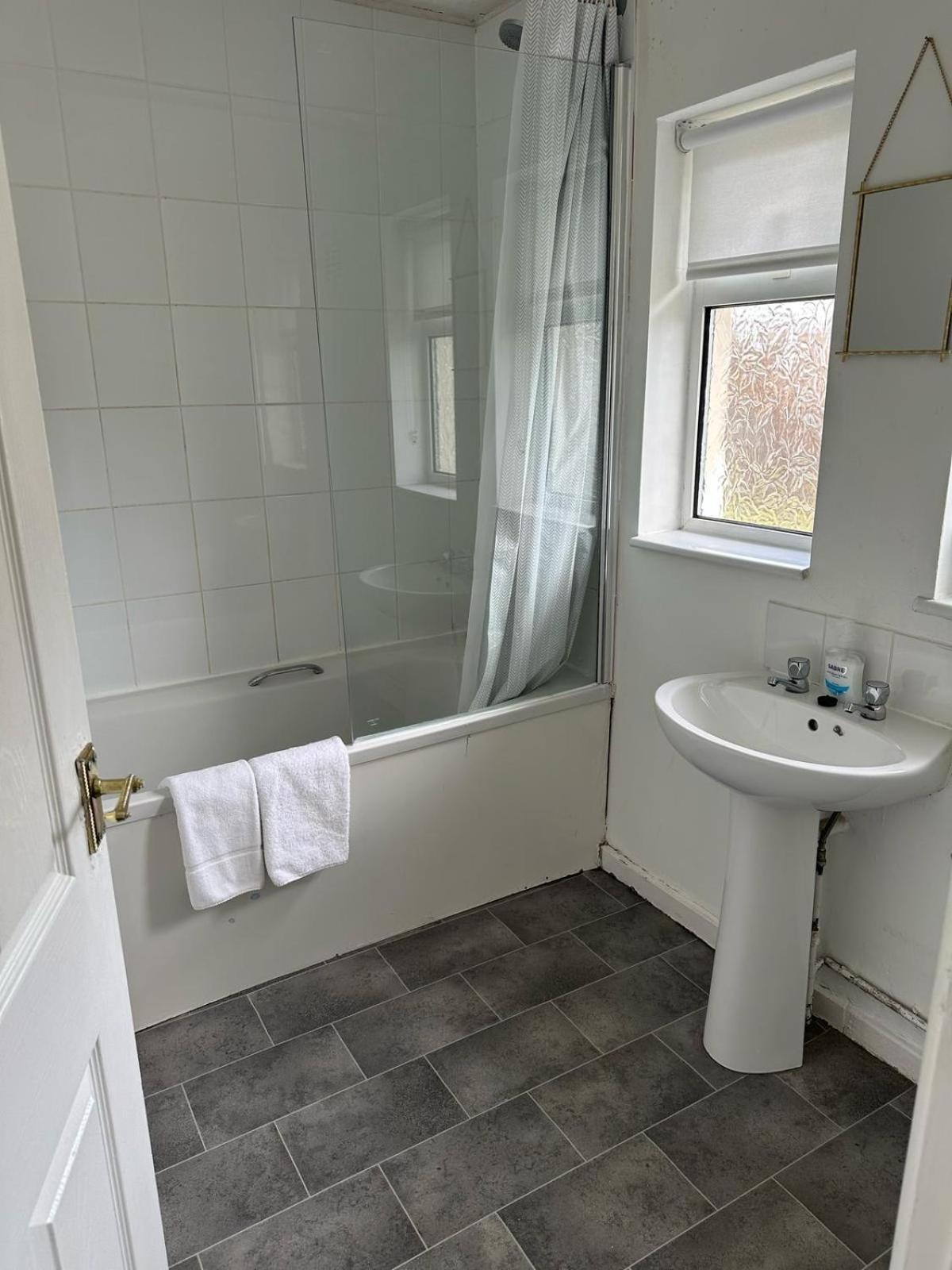 House Number 8 Sleeps Up To 6 People With Smart Tvs In Every Room Wellington  Kültér fotó